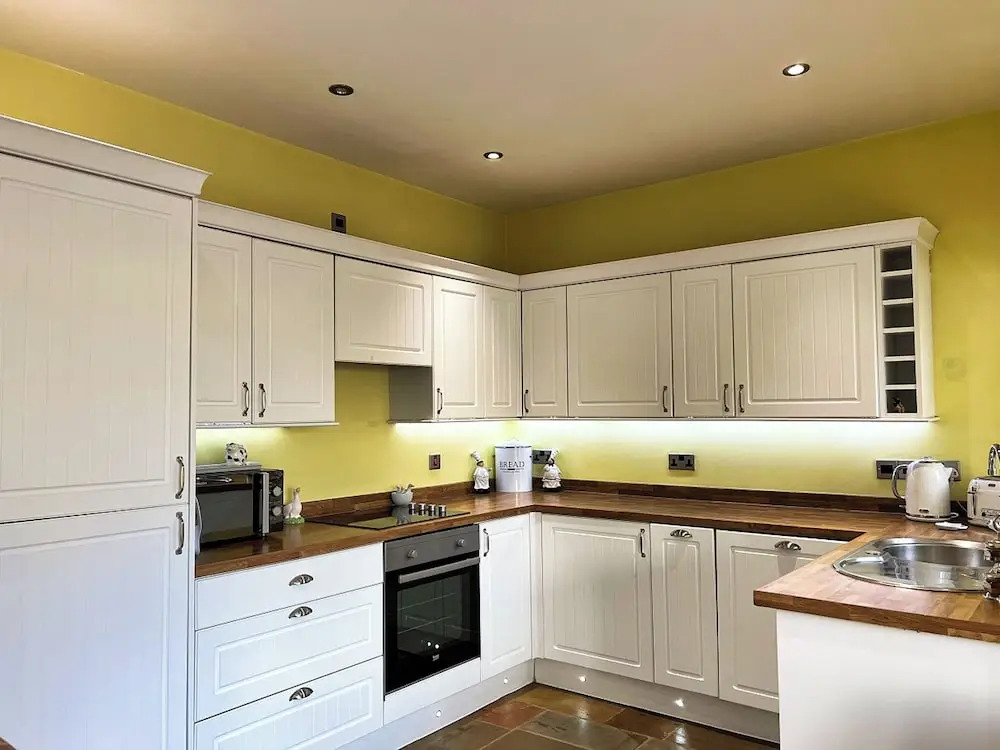 3 Bedrooms - 2 Bath Rooms - Dog Friendly - Parking
