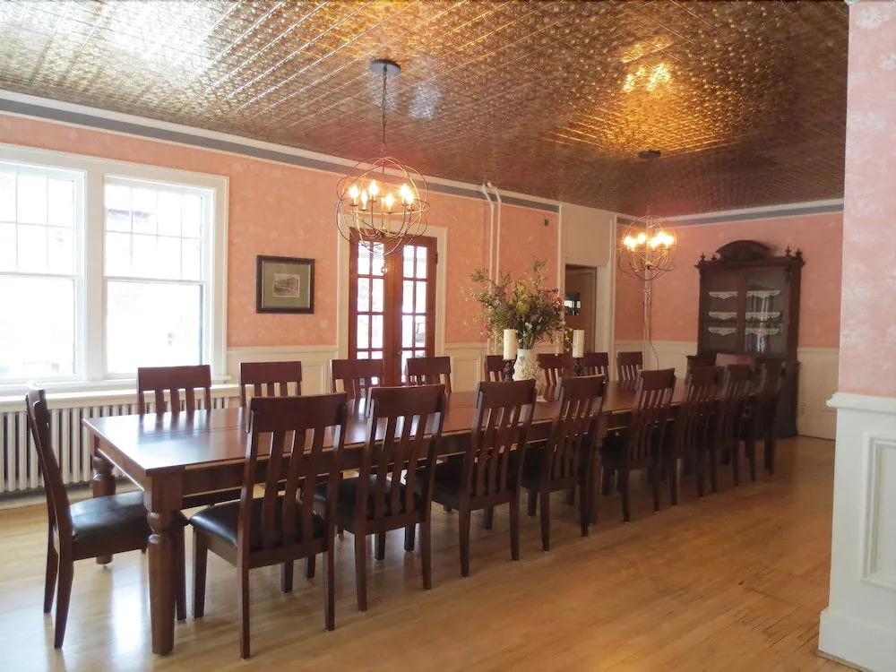 Carriage House Bed & Breakfast