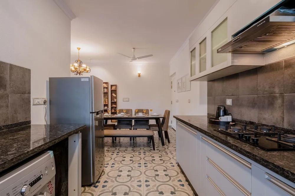 Luxe Apt w Balcony Rooftop Pool 15 min to Beach