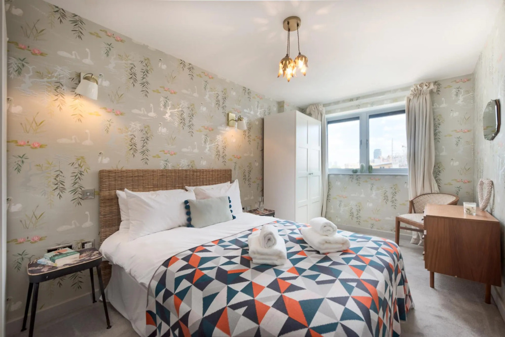 Spacious Fulham Apartment Close to the River by Underthedoormat