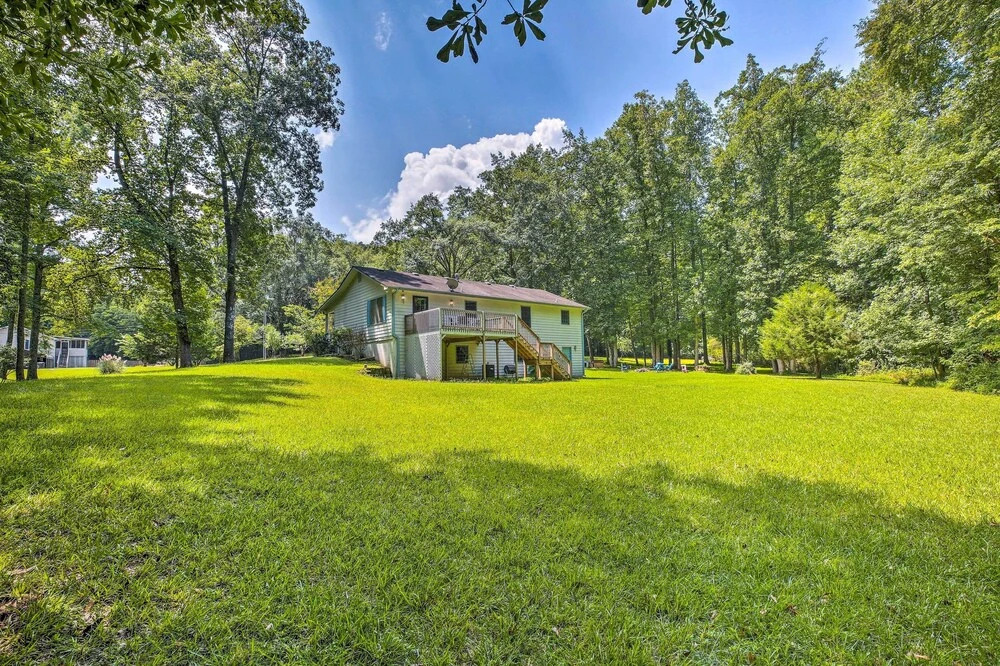Quiet Home w/ Fire Pit - 1 Mi to Downtown Acworth!