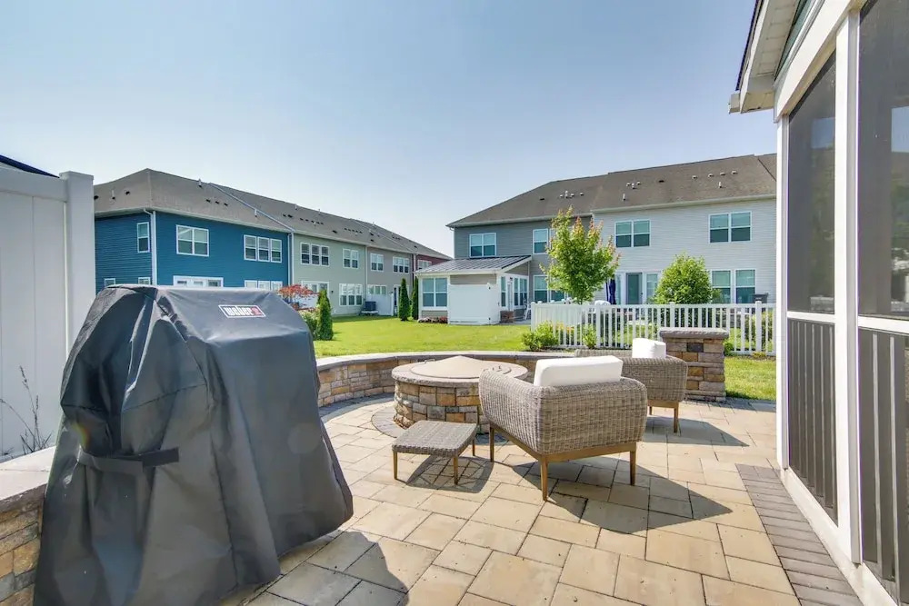 3 Mi to Bethany Beach: Townhome w/ Fire Pit