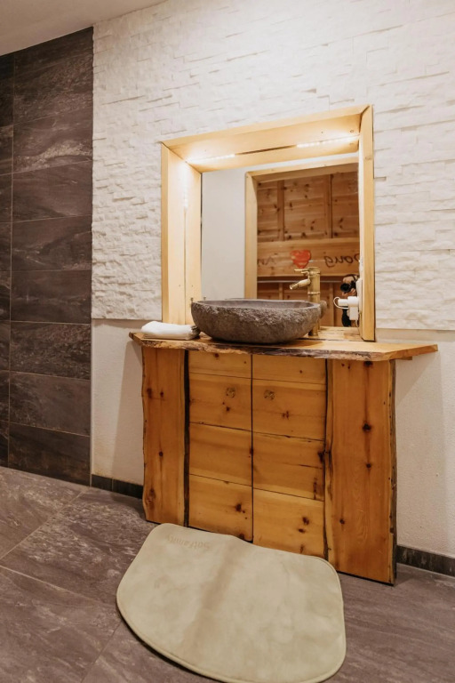 DMG - 'Large, Luxurious Ground Floor' Apartment
