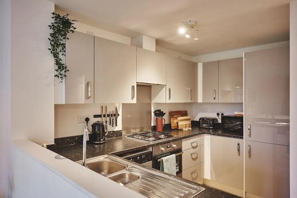 Warwick Serviced Home for 8 walking distance to University