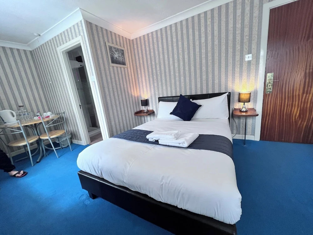 All Seasons Gatwick Guest House & Parking