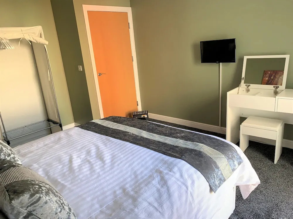 Toothbrush Apartments - 2 Bed 1 Bath Apt