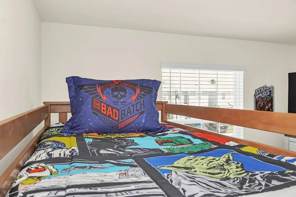 Poolside Delight. Whimsical Themed Rooms and Ps5!