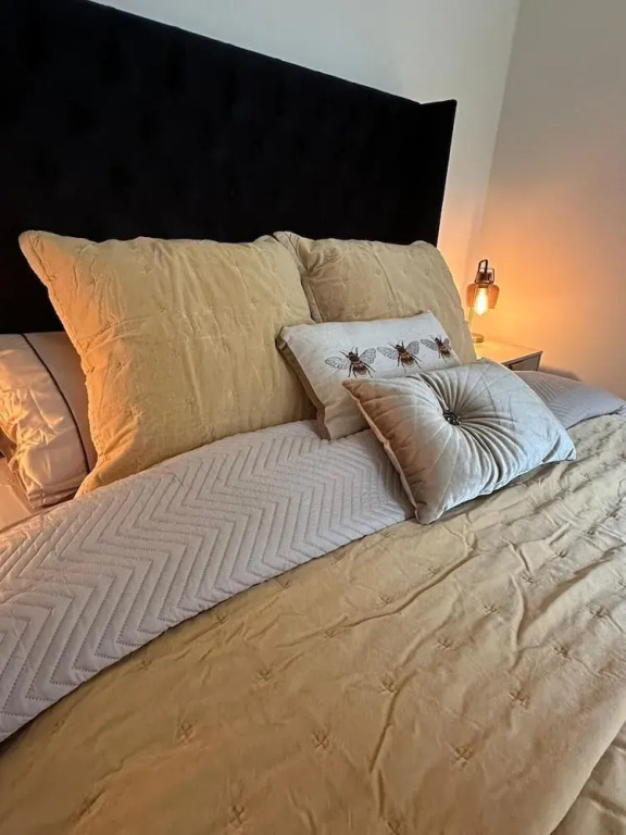Beehive Suite - City Chic London Apartment