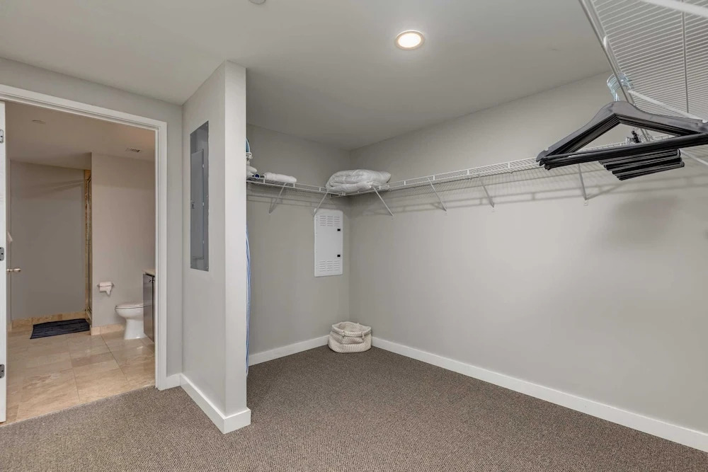 Spacious DT 2BR With Free Parking by Zencity