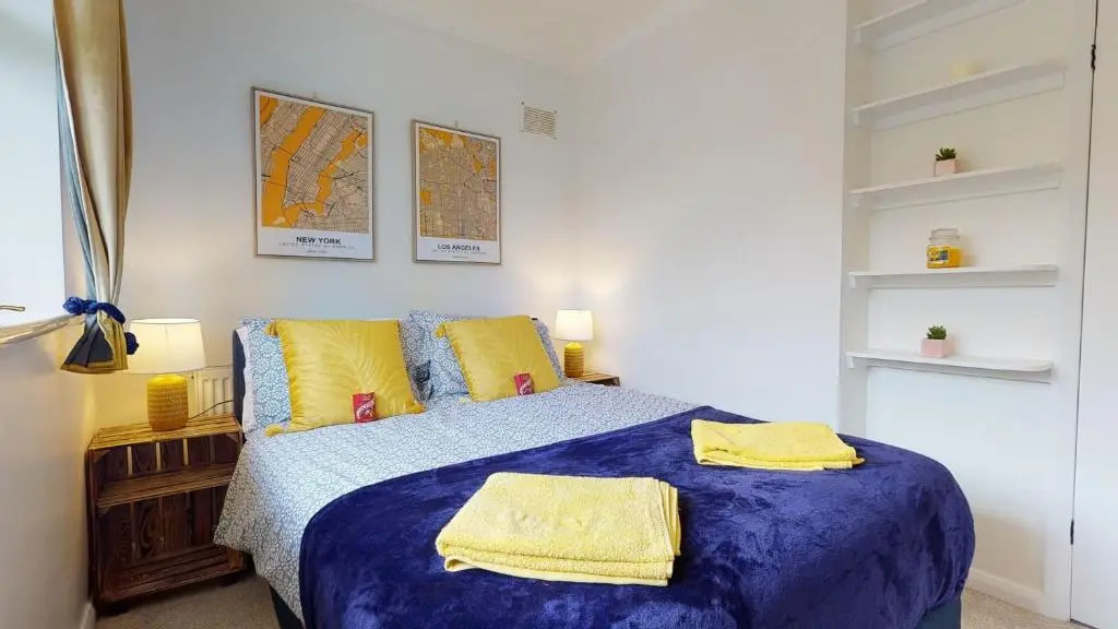 Contemporary 2 Bed Apartment With Private Garden
