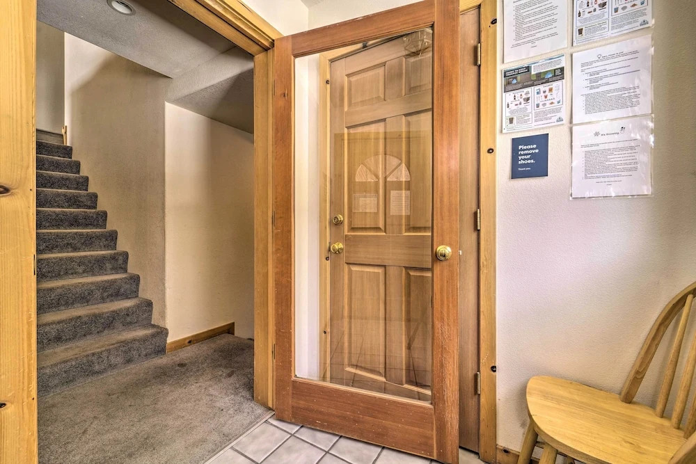 < 8 Mi to Donner Lake: Home w/ Deck + Balcony!