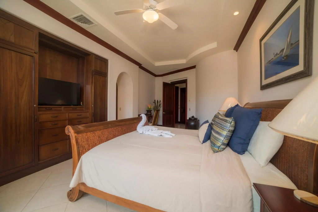 3 bedroom Bella Vista close to pool