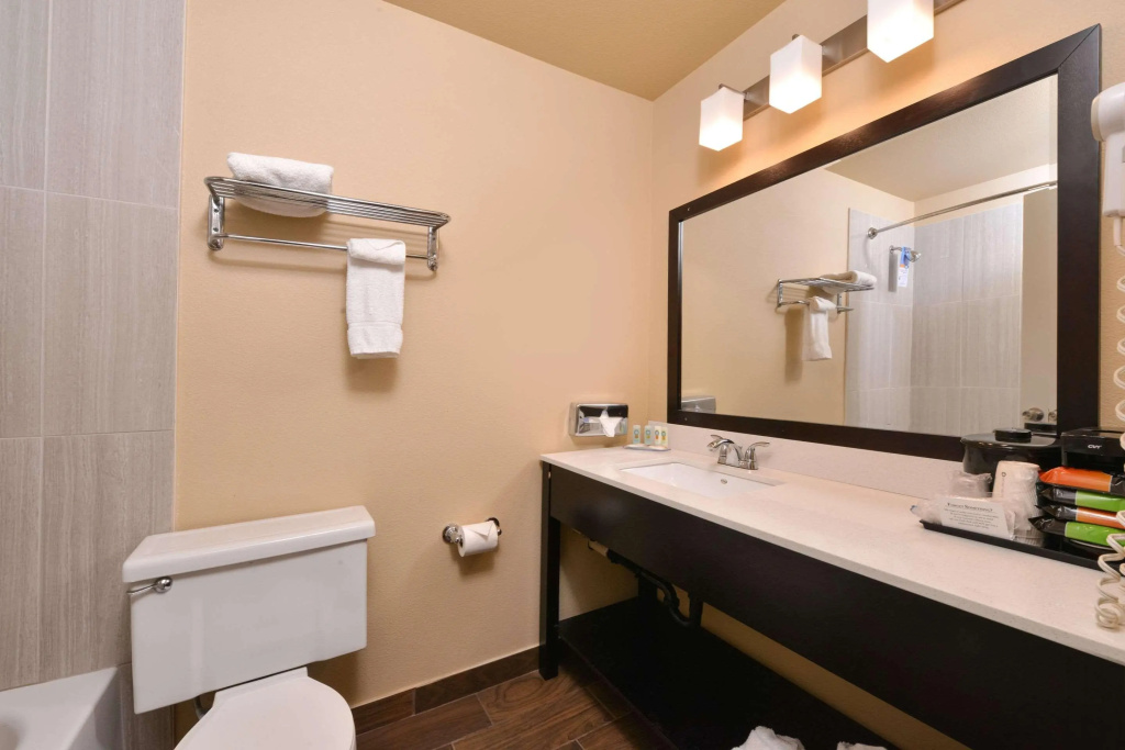 Отель Clarion Pointe