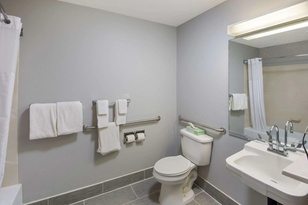 Clarion Pointe Indianapolis Northeast