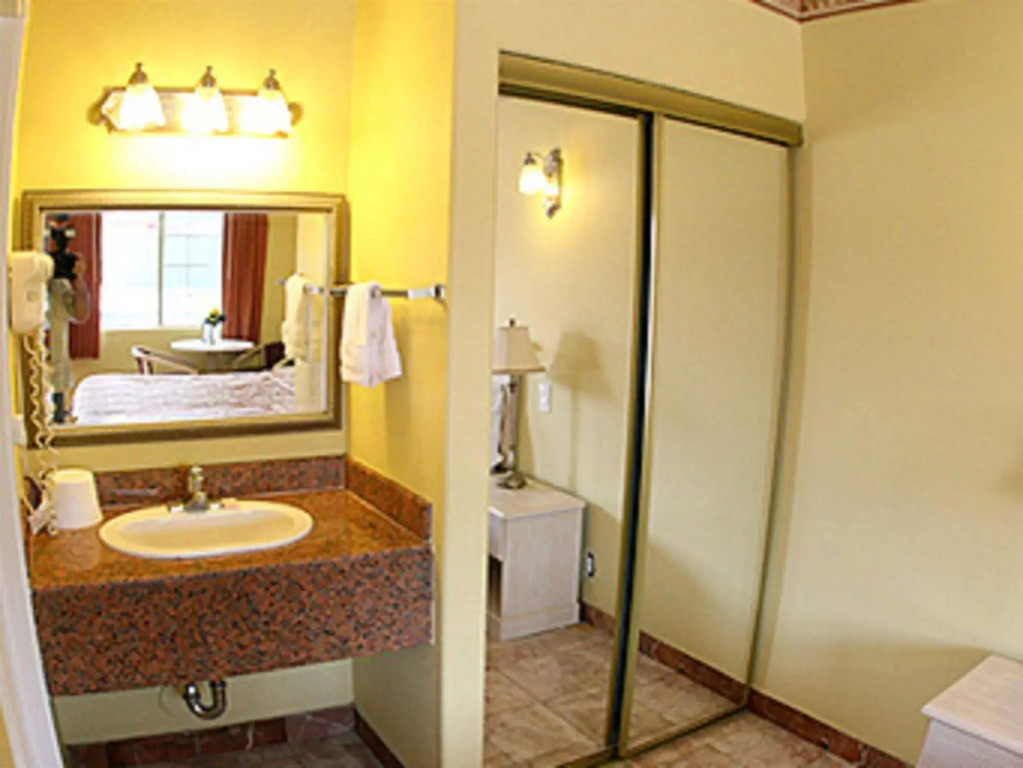 Glen Capri Inn and Suites - Burbank Universal