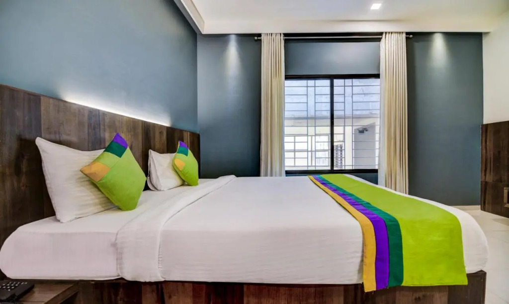 Treebo Shree Sai Suites - 2km from Mahalaxmi Temple