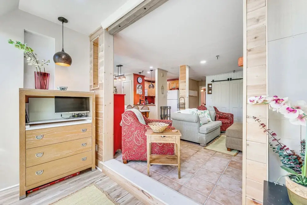 Walk to Slopes: Snowshoe Condo w/ Sunroom