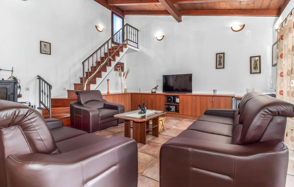 3 Bedroom Cozy Home In Hreljin