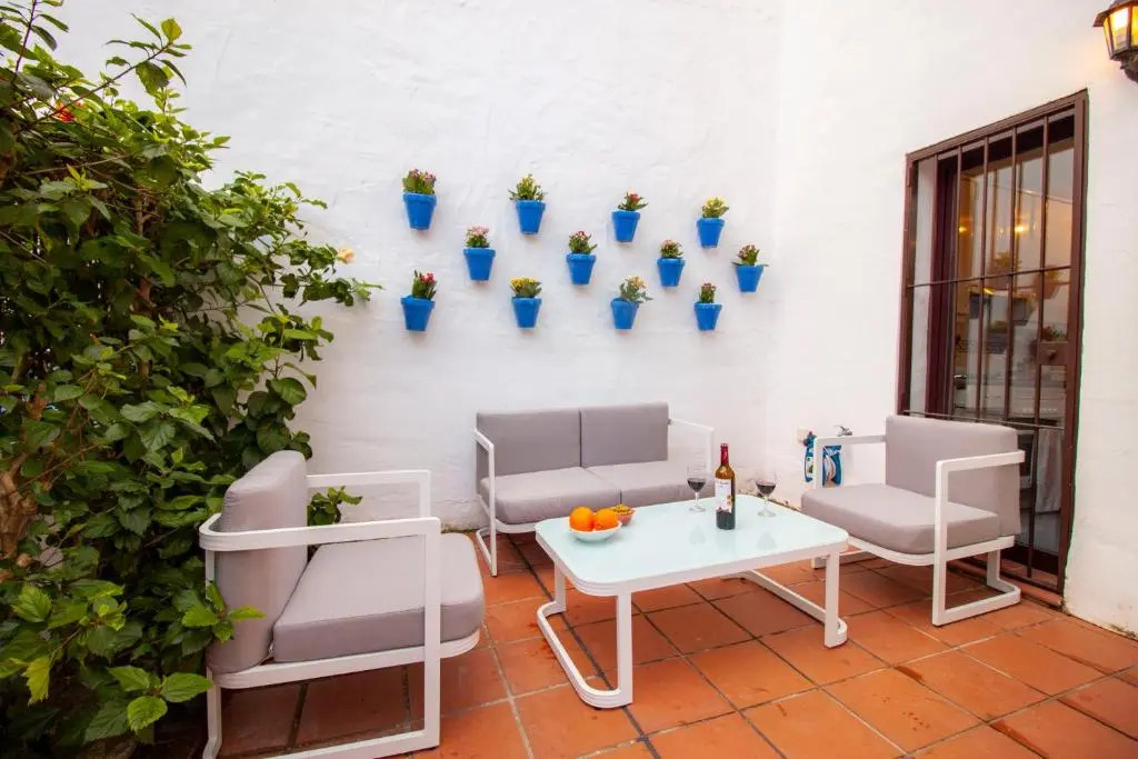 La Buena Vida Holiday Homes - Luxury, modern & spacious, 2 bedroom duplex, townhouse with full kitchen, and three pools in the community, 3 min drive or 13 min walk to Puerto Banus