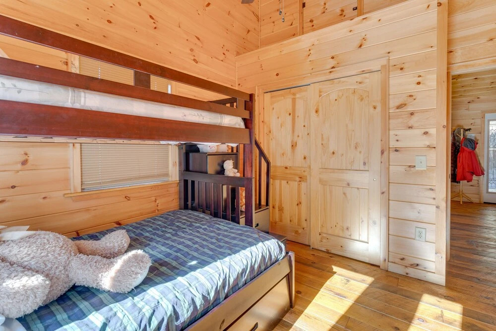 Gorgeous Murphy Cabin w/ Large Deck: 2 Mi to Dtwn!
