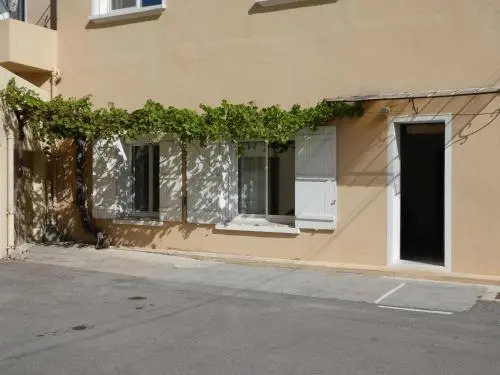 T2, parking privé, clim, 5min à pied du centre ville