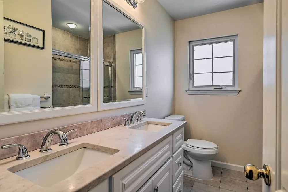 Glen Cove Home: Walk to Boardwalk + Dining!