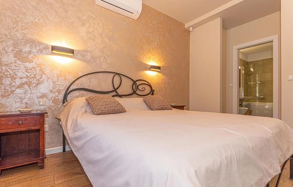 Amazing Home in Jadrija with Hot Tub, Sauna & 4 Bedrooms