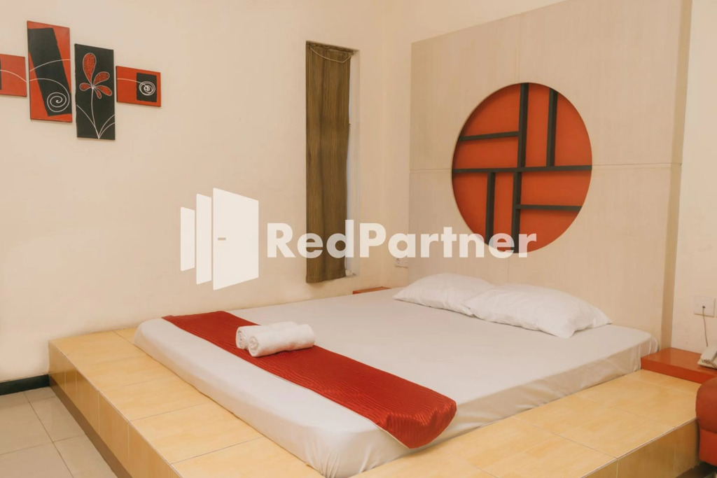 Pits Hotel RedPartner near Atom Mall