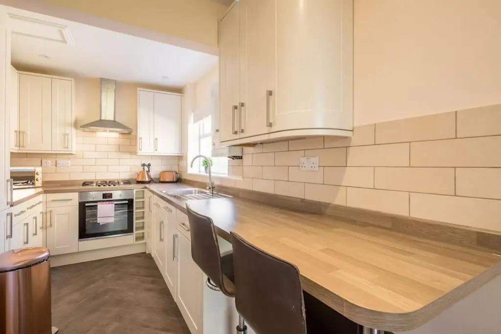 City Centre Location - Over Looking Parkers Piece! Private Entrance