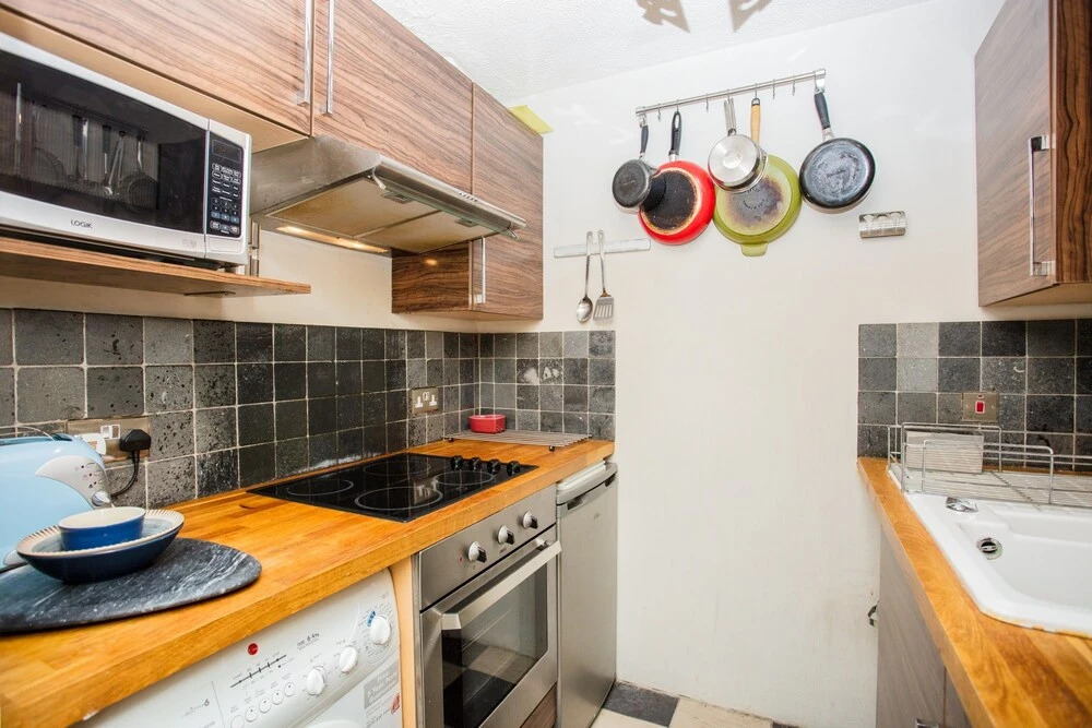 2 Bedroom Central London Apartment With Balcony