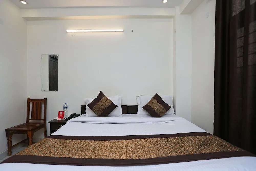 OYO 13280 Hotel Royal India