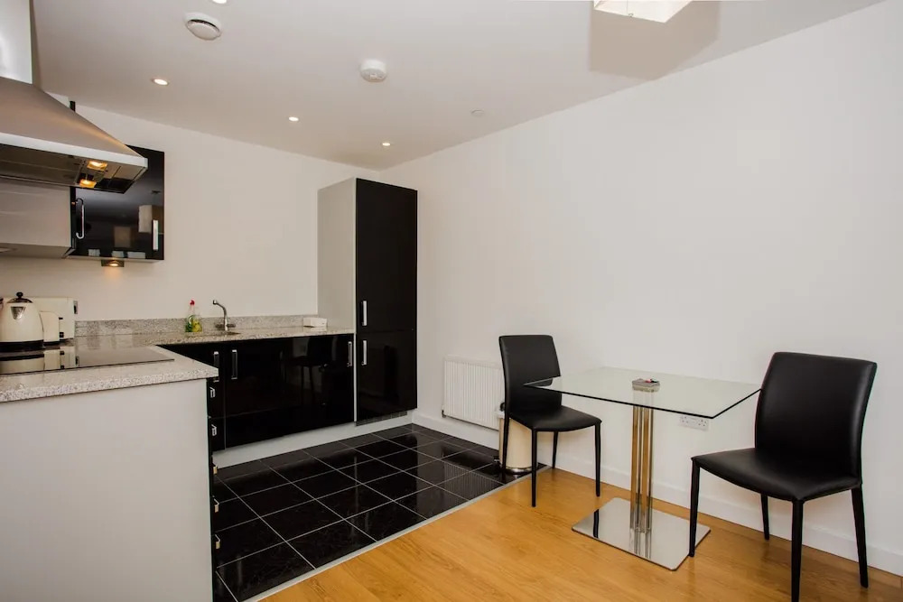 Stunning 2 Bed Home + Balcony Overlooking Thames