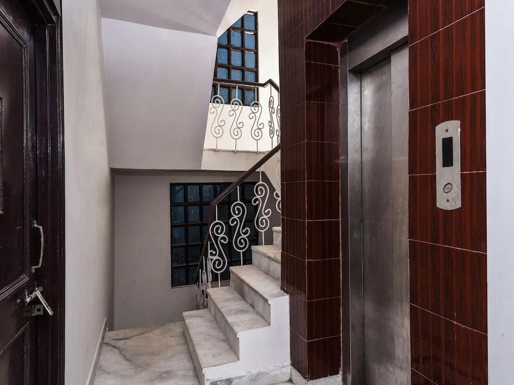 OYO 15624 Golden Plaza
