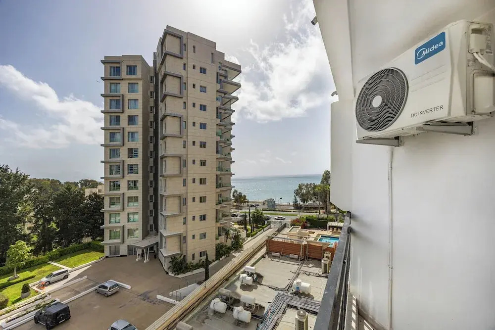 Marathon Beach Apartment - Sea View, Shared Pool