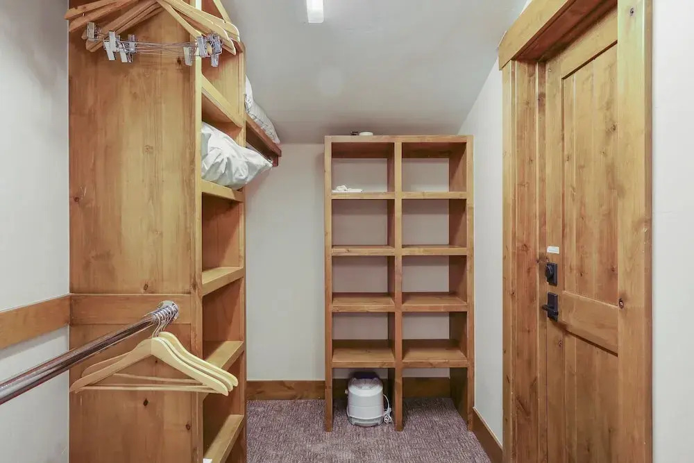 Incredible Executive Private Pet Friendly Home - LR902 by RedAwning