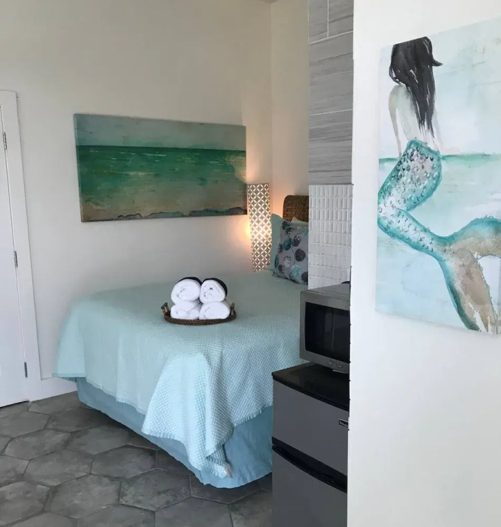GIPH Mermaids Tale Sleeps 2 w Queen