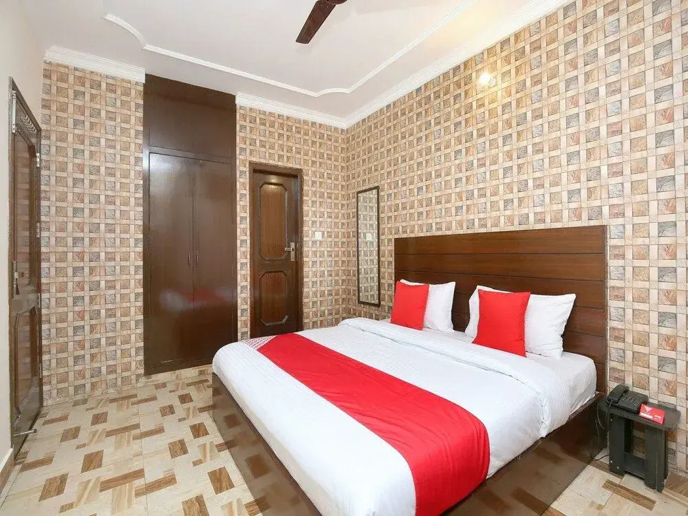 OYO 13700 Hotel Star Palace