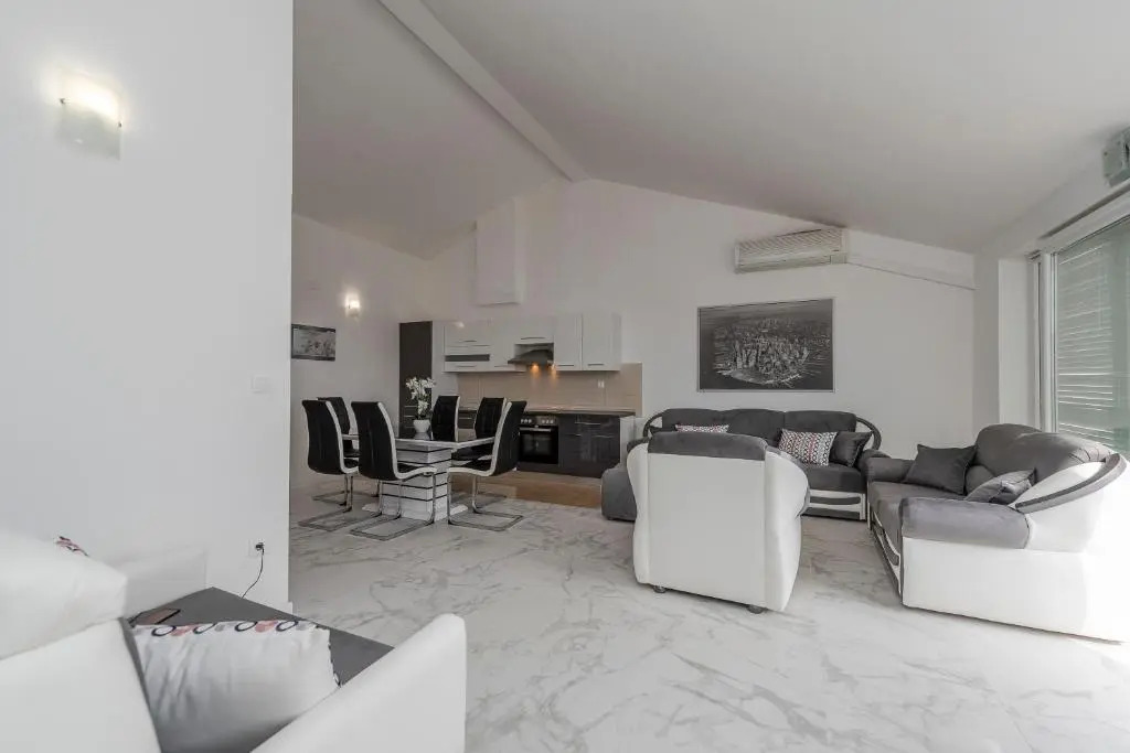 Beautiful penthouse for 8 close to city center