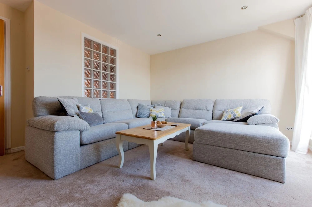 Park & Play! Superb Flat W/parking Near Shore