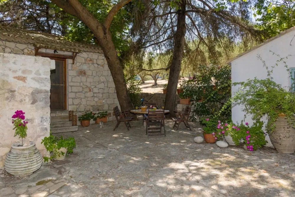 Jiannis Villa - Stone Villa in the Greenery