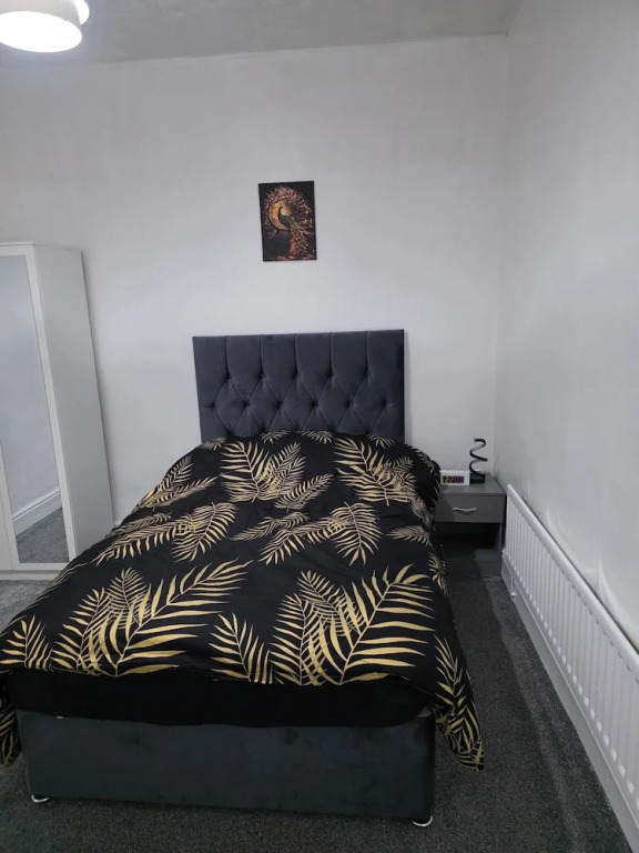 3 Bed Home Free Wifi & Netflix Central Location