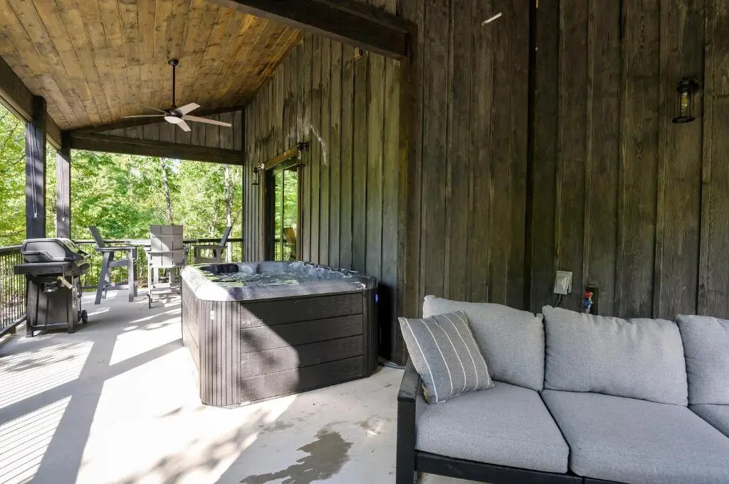 Vacana Blackwater Waterfront Couples Cabin, HotTub, FirePit, Pet Friendly