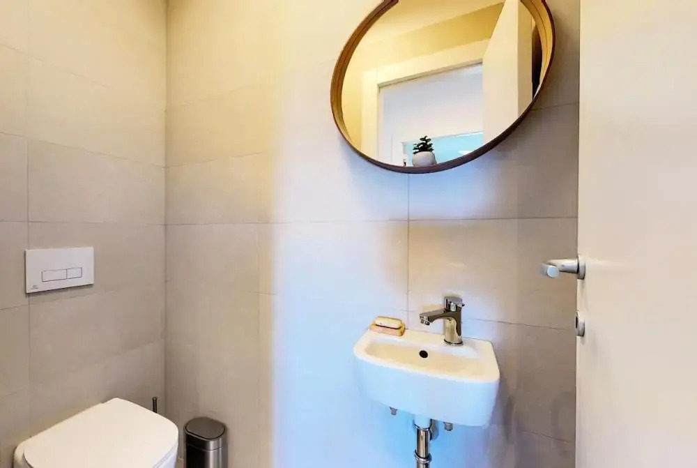 Mika's 2-Bedroom Seaview Flat & Parking