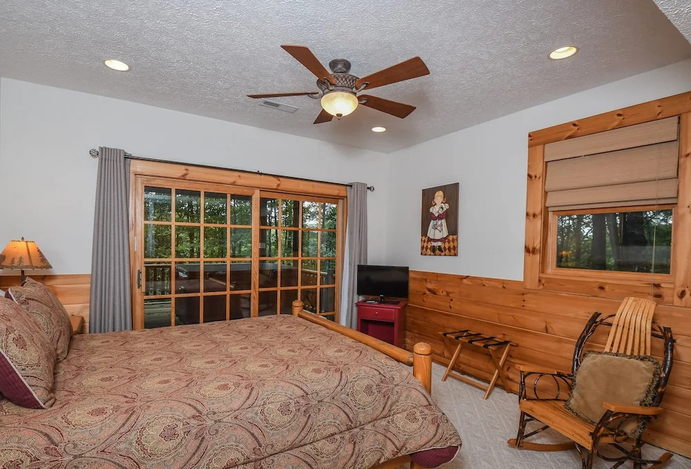 Old Bruin's Den 4 Bedroom House