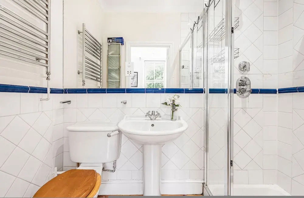 Stylish 1BR Kensington Home With Balcony
