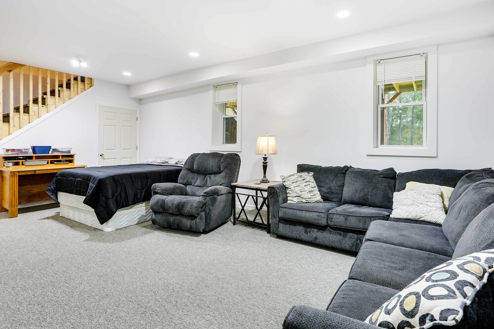 Walk to Lake Wallenpaupack: Poconos Vacation Home