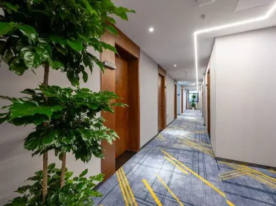 Super 8 Select Hotel (Beijing Tiancun Subway Station Branch)