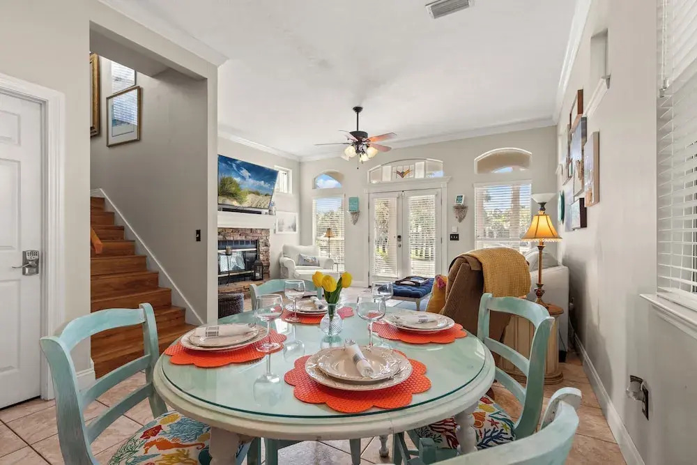 Sunset Cove: Charming 3br/3ba Beach House Sleeps 8 With Sunsets & Serenity