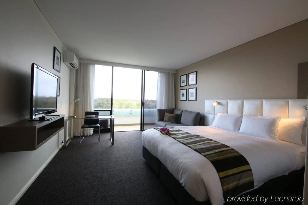 Holiday Inn Warwick Farm by IHG