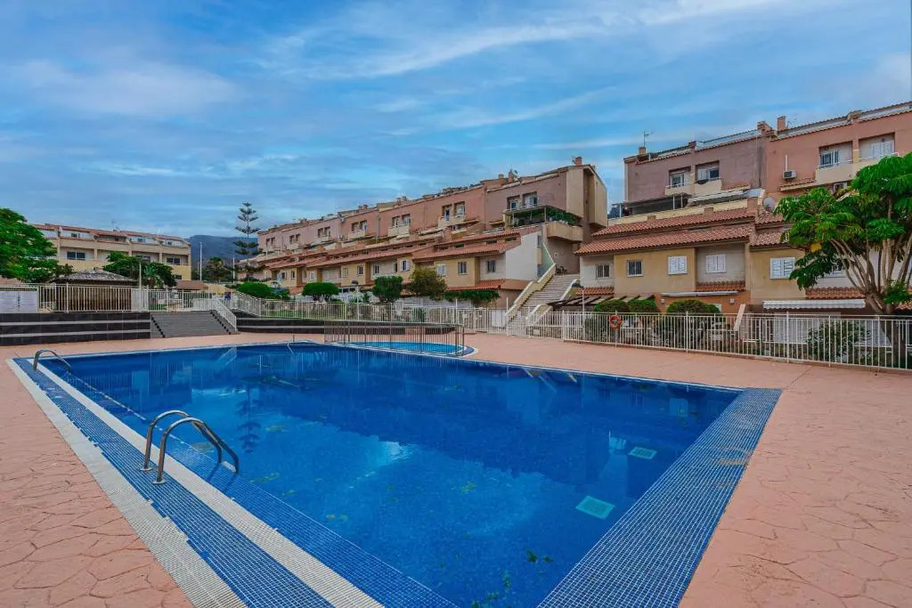 YELLOW 3 bedroom large apartment for 10 guests